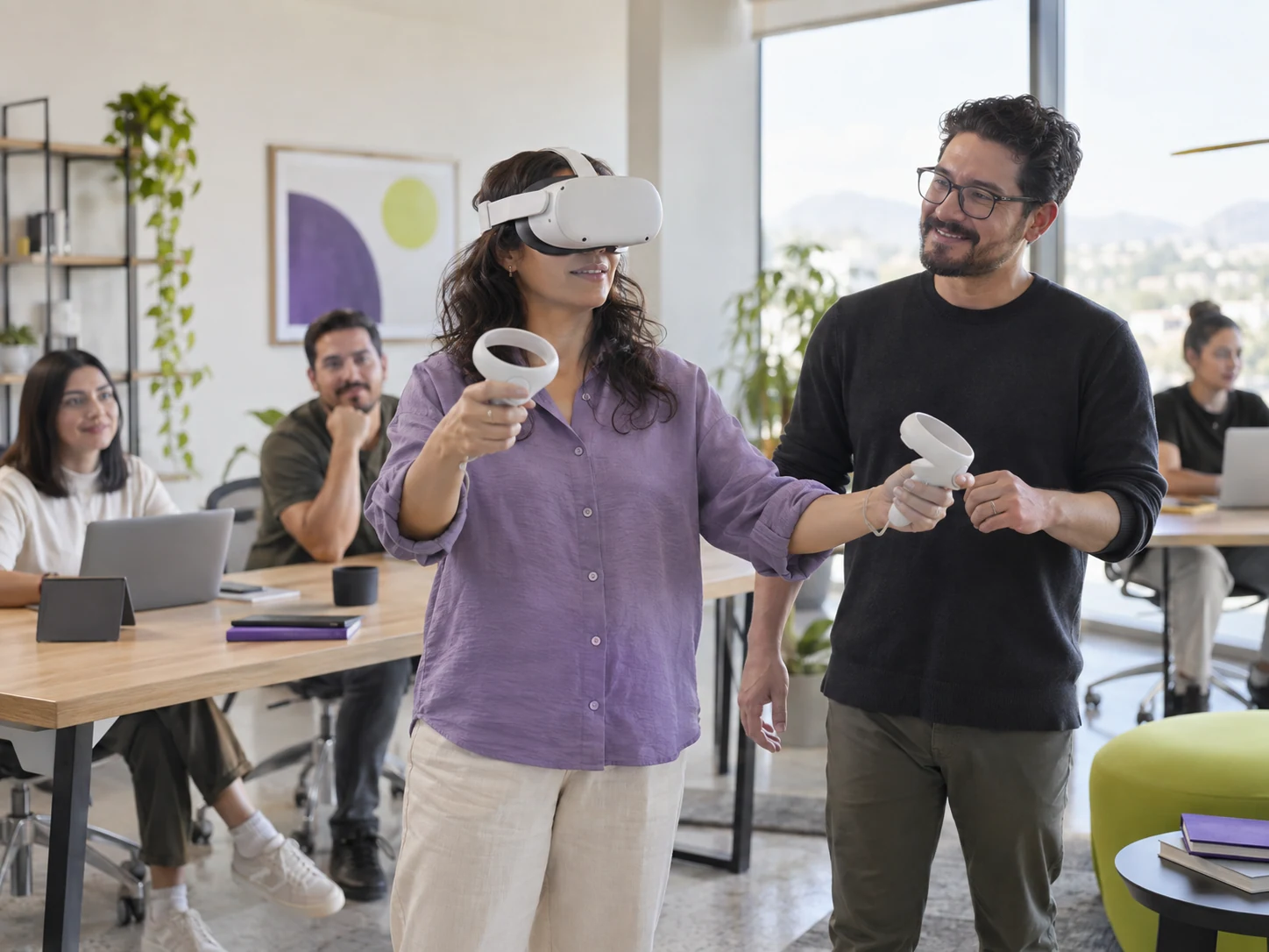 Docentes aprendiendo a utilizar realidad virtual.